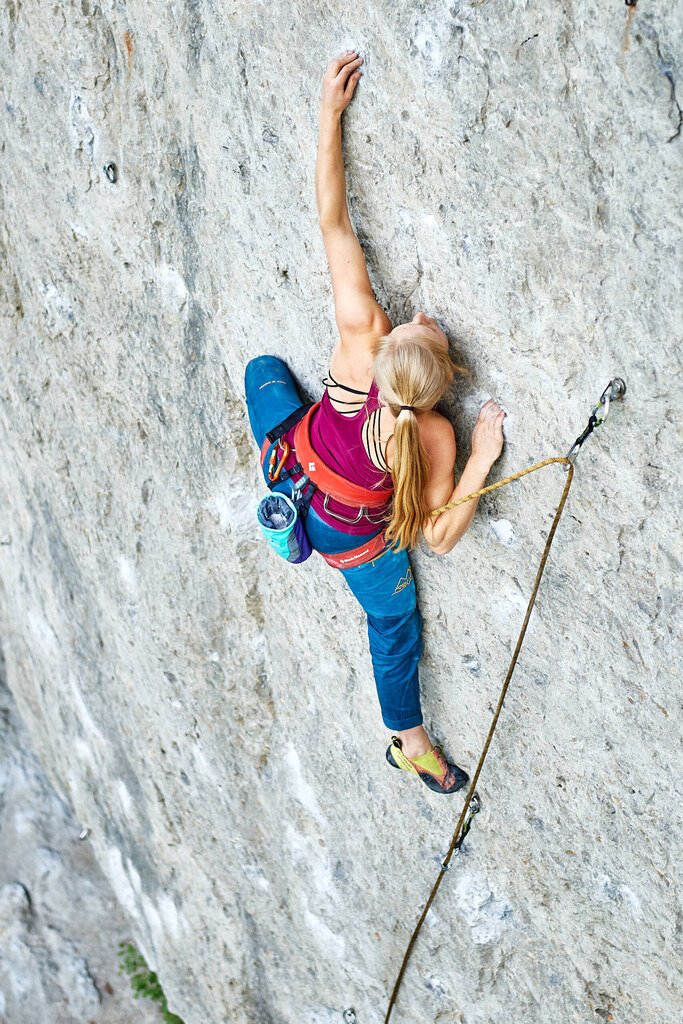 CS-190813-0079-1 | Anna Holzmann klettert Graue Eminenz (9) an der Püttlacher Wand im Püttlachtal