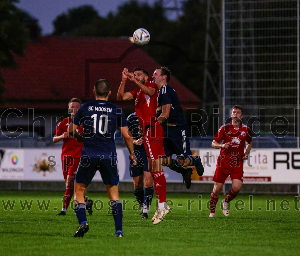 2023-08-22_077_FC_Finsing_gegen_SC_Moosen-Vils | Finsing, Deutschland, 22.08.2023:
Fußball, Kreisliga 2023 / 2024, 5. Spieltag, FC Finsing gegen SC Moosen/Vils, Endergebnis: 5:0

Thomas Forsthuber (SC Moosen/Vils, #10), Dominik Keuter (FC Finsing, #18)

Foto: Christian Riedel / fotografie-riedel.net