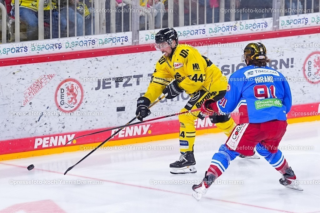xYDRx30112501022 | 30.11.2025, xydrx, Eishockey, DEL2, Düsseldorfer EG - Krefeld Pinguine, PSD Bank Dome Düsseldorf: Zack Dybowski (Krefeld Pinguine #44) im Zweikampf gegen Yushiroh Hirano (Düsseldorfer EG #91)Photo: xYannisxDreimannxPressefotoKochx