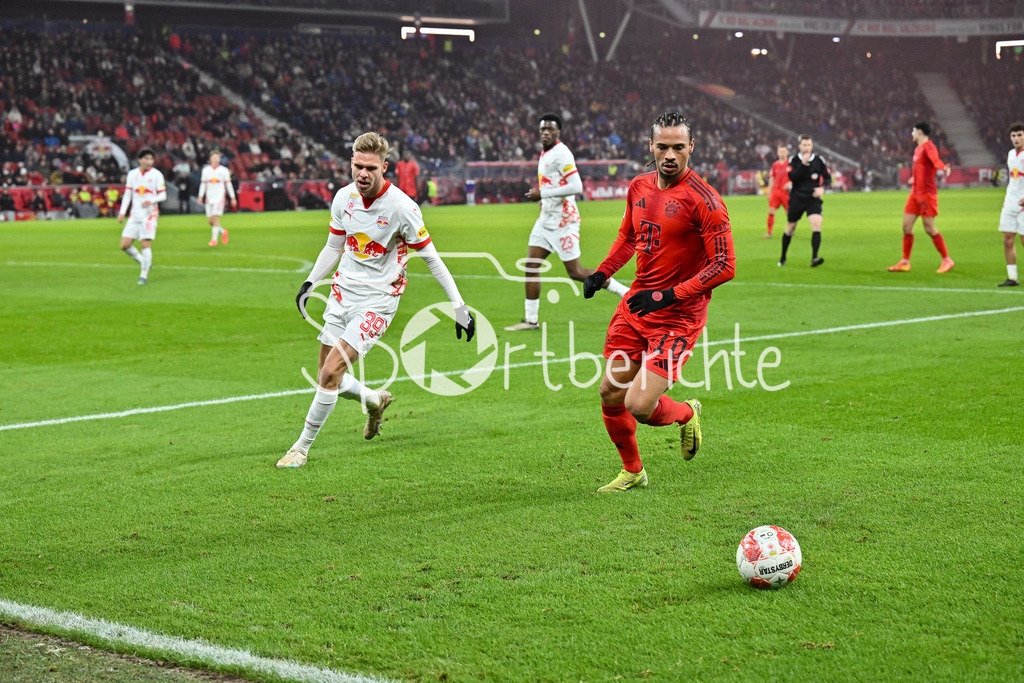 RB Salzburg - FC Bayern München | Im Duell Leandro MORGALLA (RB Salzburg 39) und Leroy SANE (FC Bayern Muenchen 10) / Zweikampf / Testspiel: RB Salzburg - FC Bayern Muenchen, Red Bull Arena am 06.01.2025