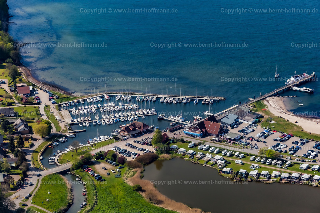 PLB_4680z_Langballigau_90x60 | Luftbild, Langballigau an der Flensburger Außenförde, mit dem Kreishafen samt Dampferanleger und Yachthafen, Heimat des YCLL ( Yachtclub Langballigau ) und Campingplatz.  - Realisiert mit Pictrs.com