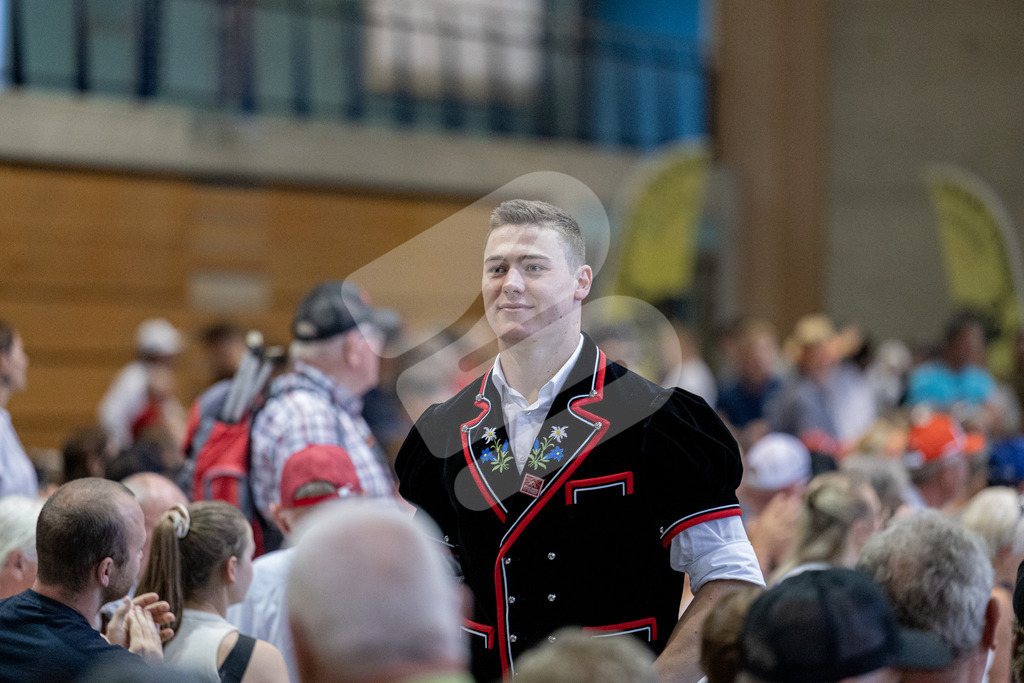 TESSINER2025_Ehrung_2184 | Die Schwinger des Schwyzer Kantonalen Schwingerverbandes: Fotos, die Dynamik und Leidenschaft festhalten, sowie emotionale Momente aus dem traditionellen Schwingsport zeigen. - Realisiert mit Pictrs.com