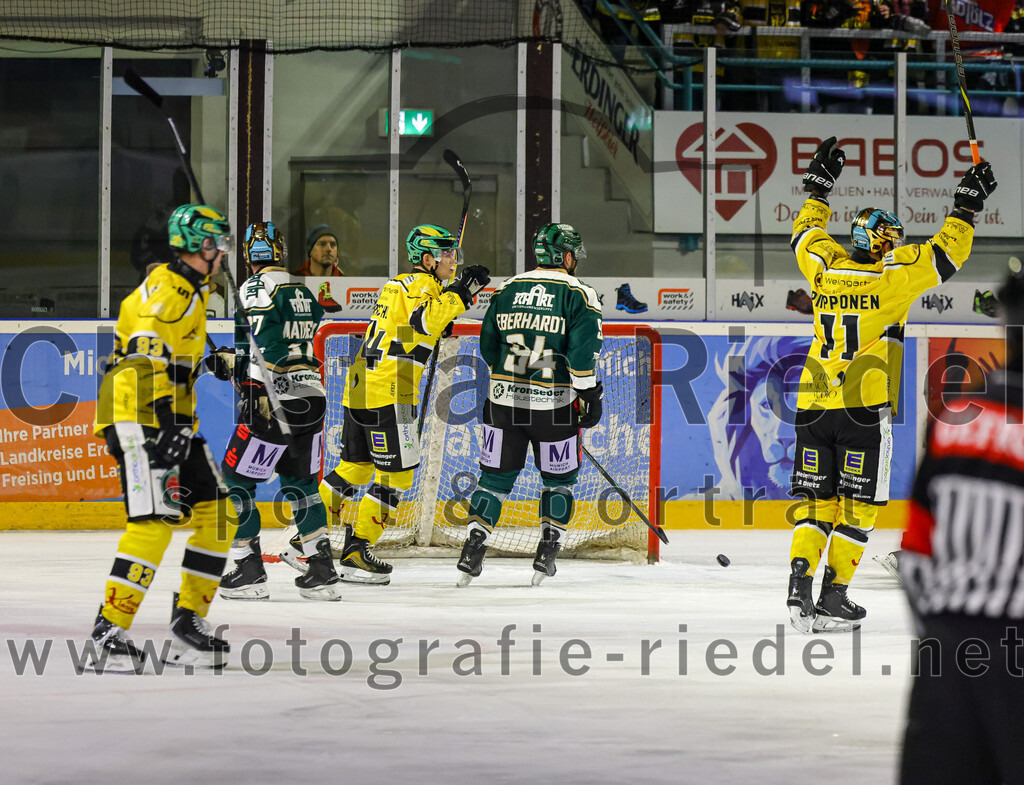 2025-12-19_093_TSV_Erding_gegen_Toelzer_Loewen | Erding, Deutschland, 19.12.2025:Eishockey, Oberliga Süd 2025 / 2026, 27. Spieltag, TSV Erding gegen Tölzer Löwen, Endergebnis: 2:5Thomas Matheson (Erding Gladiators, #37), Markus Eberhardt (Erding Gladiators, #94), Topi Piipponen (Tölzer Löwen, #11)Foto: Christian Riedel / fotografie-riedel.net