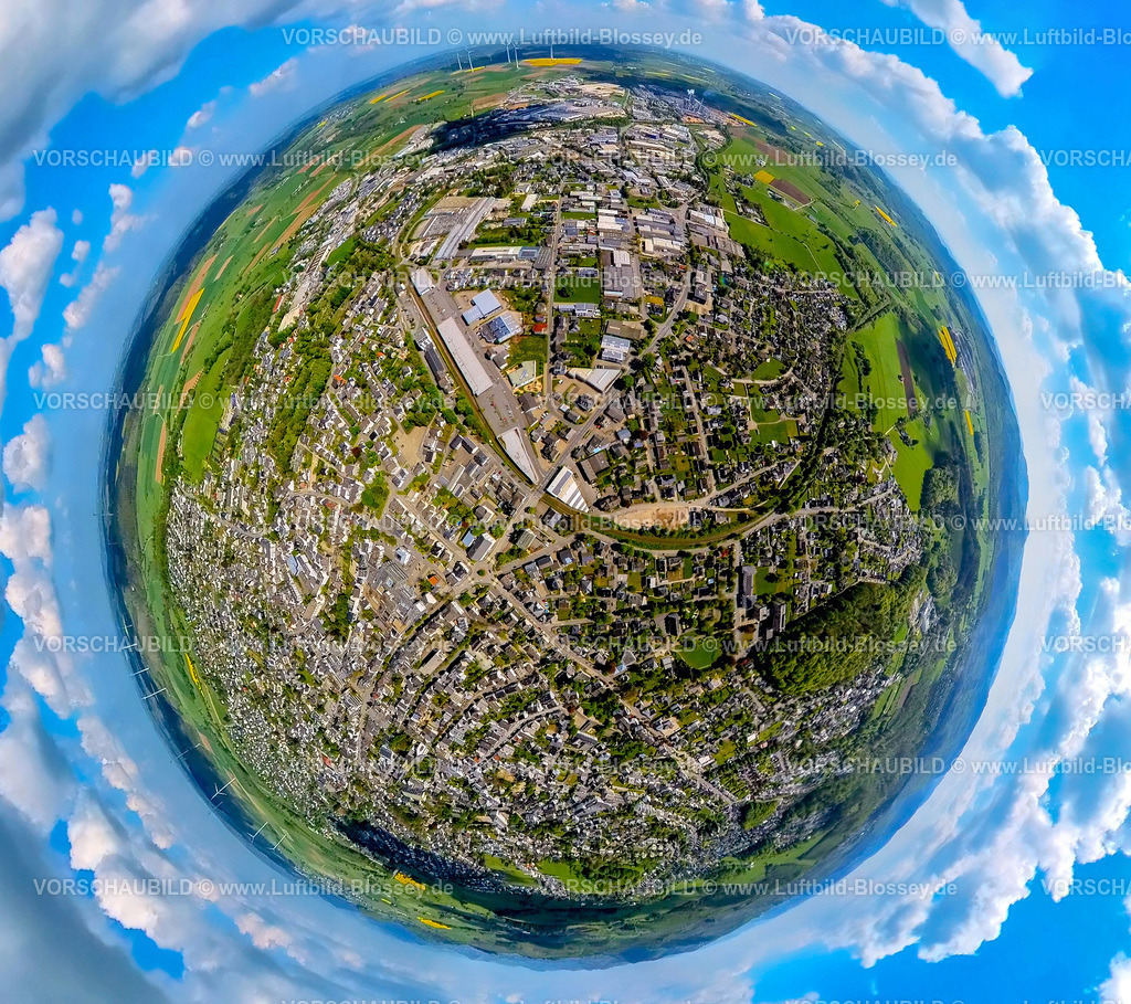 Brilon240590441EggerHolzwerkstoffe | Luftbild, Ortsansicht Brilon und Bahnhof, Wohngebiet und Einkaufszentrum Freiladestraße, Gewerbegebiet Papestraße und Keffelker Straße, Erdkugel, Fisheye Aufnahme, Fischaugen Aufnahme, 360 Grad Aufnahme, tiny world, little planet, fisheye Bild, , Brilon, Sauerland, Nordrhein-Westfalen, Deutschland