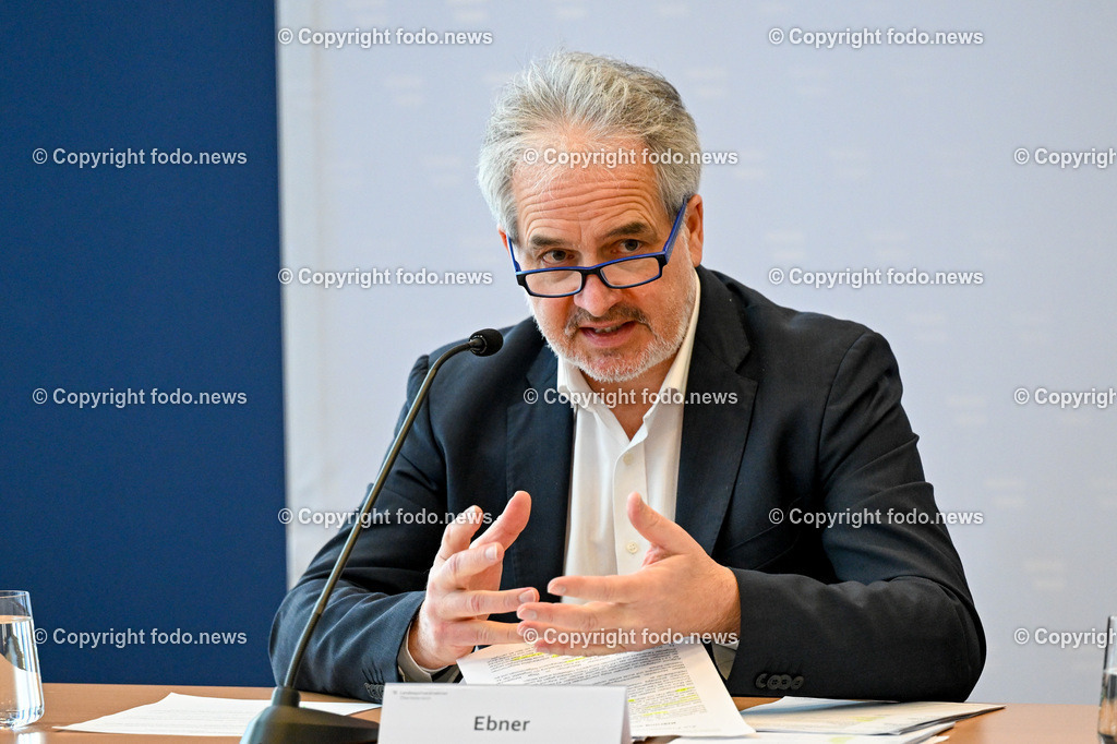 Landespolizeidirektion Oberoesterreich_ Pressekonferenz_ Homeinvasion_ 25.01.2024-17 | 25.01.2024, Landespolizeidirektion Oberoesterreich, AUT, Pressekonferenz LPD Ooe, geklaerte schwere Straftat, Homeinvasion, im Bild Alois Ebner (Leitender Staatsanwalt Ried/Innkr.), Andreas Pilsl (Landespolizeidirektor Ooe), Gottfried Mitterlehner (Leiter des Landeskriminalamt Ooe)