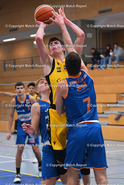 NBBL Basketball SV03 Tuebingen Young Tigers  | Basketball NBBL 2021/2022    11.12.2021SV03 Tuebingen Young Tigers - Orange AcedemyJakob Schwarze  (Young Tigers Tuebingen, Mitte)FOTO: ULMER PressebildagenturxxNOxMODELxRELEASExx