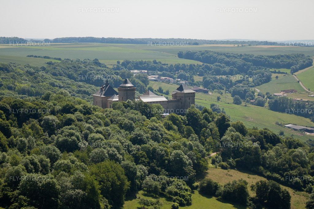 Aerial view: Château Mensberg in Manderen in the state Moselle, France. – Photo: IMG_29634.jpg taken on 06/27/2010 by Werner Riehm/FLY-FOTO.com – Resolution of the original: 4333 x 2889 px