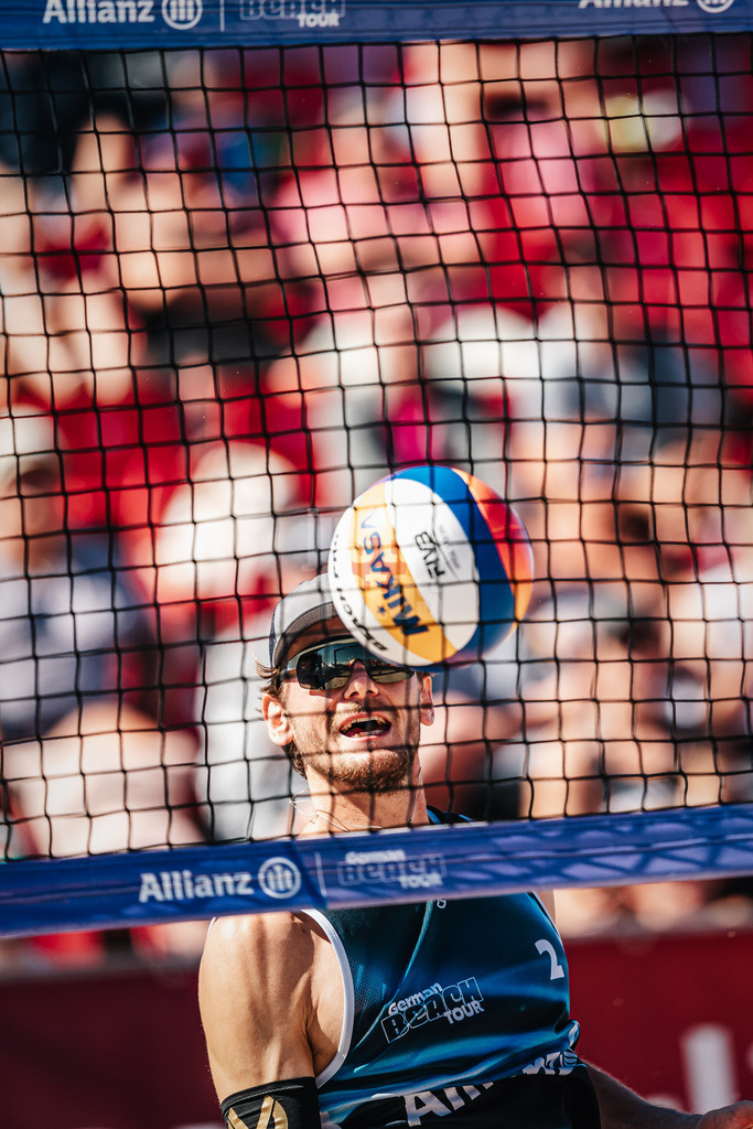 Beachvolleyball | Männer | Allianz German Beach Tour 2024 | Tourstop Kühlungsborn | 11.08.2024 | Paul Henning schaut auf den Ball