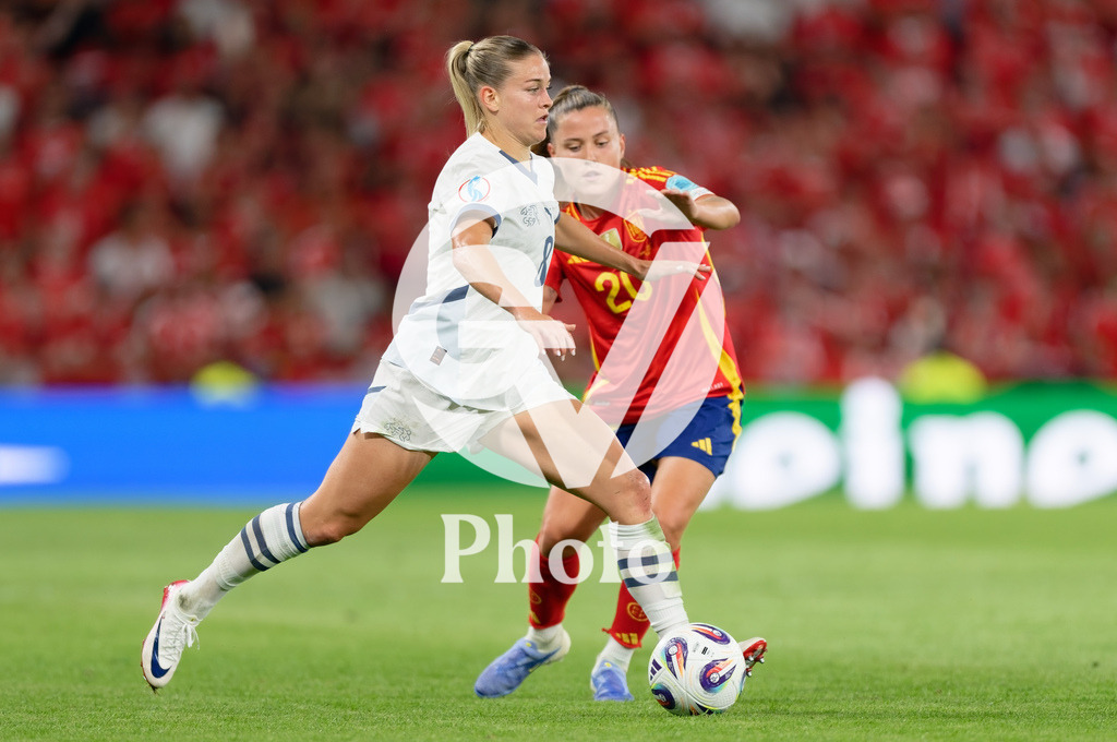 Spain v Switzerland - UEFA Women's EURO 2025 Quarter-Final | BERN, SWITZERLAND - JULY 18: Nadine Riesen of Switzerland (L) controls the ball under pressure from Claudia Pina of Spain (R) during the UEFA Women's EURO 2025 Quarter-Final match between Spain v Switzerland at Stadion Wankdorf on July 18, 2025 in Bern, Switzerland. (Photo by Giuseppe Velletri/Sports Press Photo/Getty Images)