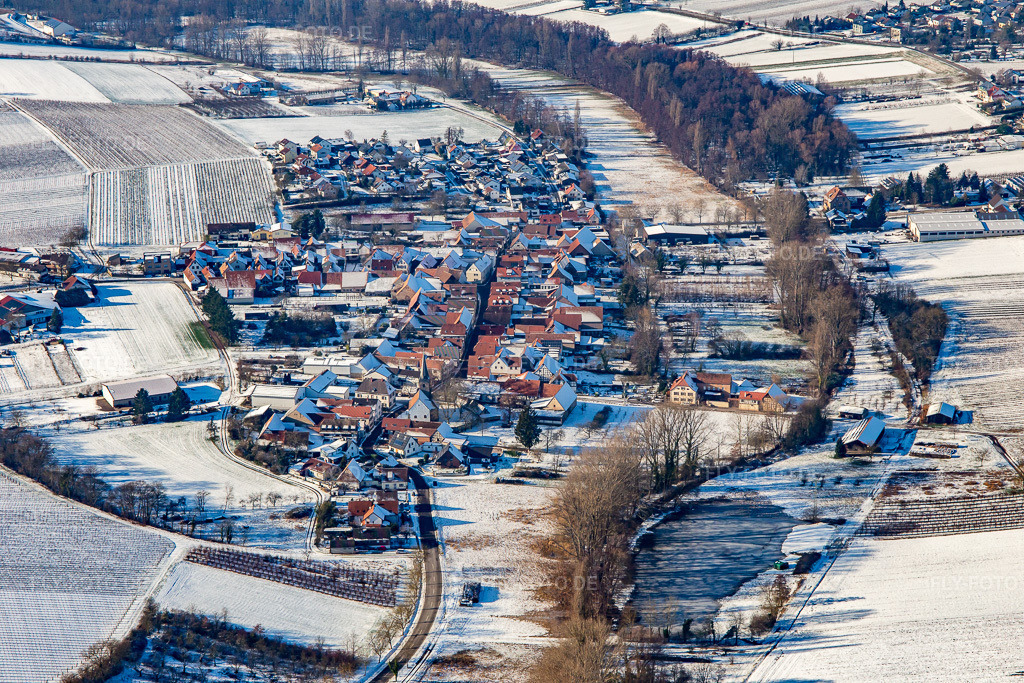 Luftbild: Ortsansicht von Osten bei Winter im Schnee im Ortsteil Klingen in Heuchelheim-Klingen im Bundesland Rheinland-Pfalz in Deutschland. Foto: IMG_139801.jpg vom 20.01.2024 durch Werner Riehm/FLY-FOTO.de
