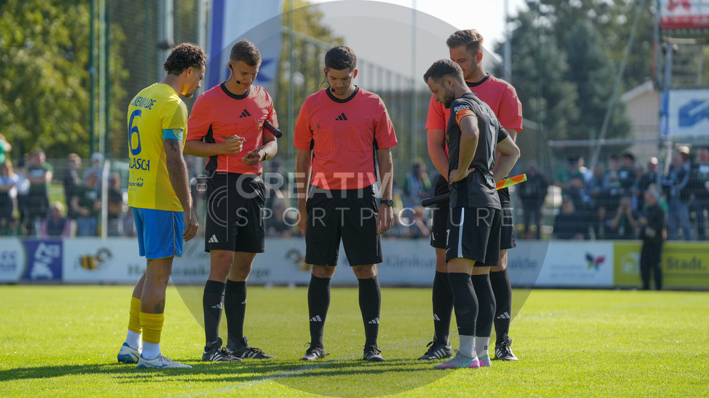 Fußball, Herren, Saison 2025/2026, Regionalliga Nordost, 10. Spieltag, FSV 63 Luckenwalde vs. BSG Chemie Leipzig, Samstag 27.09.2025, Werner-Seelenbinder-Stadion Luckenwalde, | Fußball, Herren, Saison 2025/2026, Regionalliga Nordost, 10. Spieltag, FSV 63 Luckenwalde vs. BSG Chemie Leipzig, Samstag 27.09.2025, Werner-Seelenbinder-Stadion Luckenwalde, Im Bild: v.l. Andreas Pollasch (Luckenwalde), Julius Hanft, Christoph Beblik, Pascal Wien und Janik Mäder (Chemie) bei der Seitenwahl. - Realisiert mit Pictrs.com