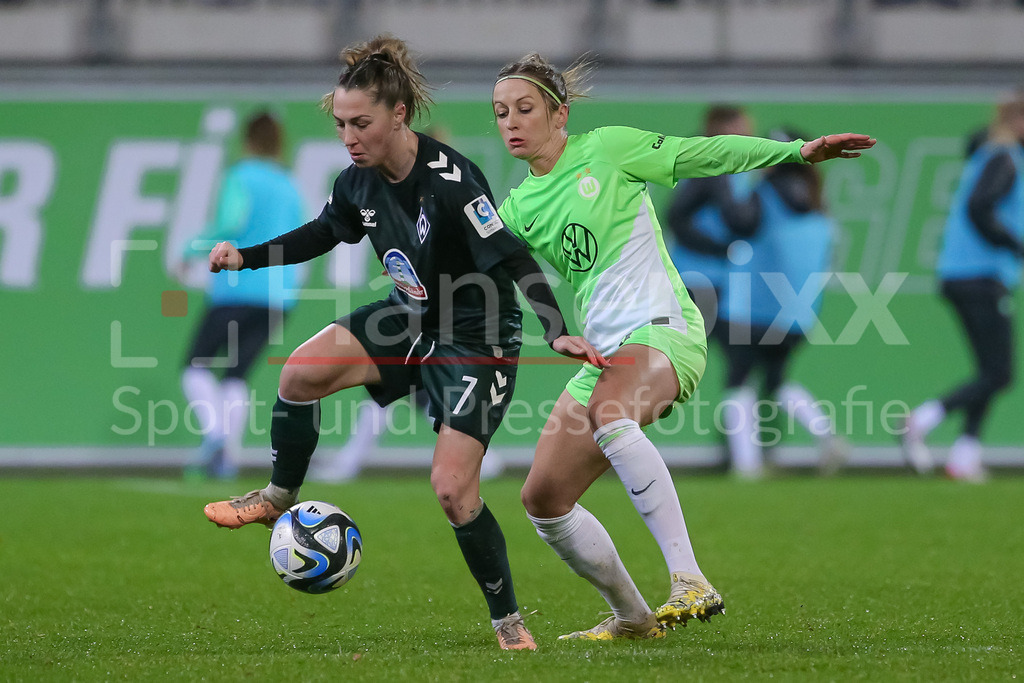 Fussball, DFB-Pokal Frauen, VfL Wolfsburg - SV Werder Bremen | v.li.: Lisa Josten (SV Werder Bremen, 7) und Kathrin Hendrich (Kathy, VfL Wolfsburg, 4) im Zweikampf, Duell, Dynamik, Aktion, Action, Spielszene, DIE DFB-RICHTLINIEN UNTERSAGEN JEGLICHE NUTZUNG VON FOTOS ALS SEQUENZBILDER UND/ODER VIDEOÄHNLICHE FOTOSTRECKEN. DFB REGULATIONS PROHIBIT ANY USE OF PHOTOGRAPHS AS IMAGE SEQUENCES AND/OR QUASI-VIDEO.