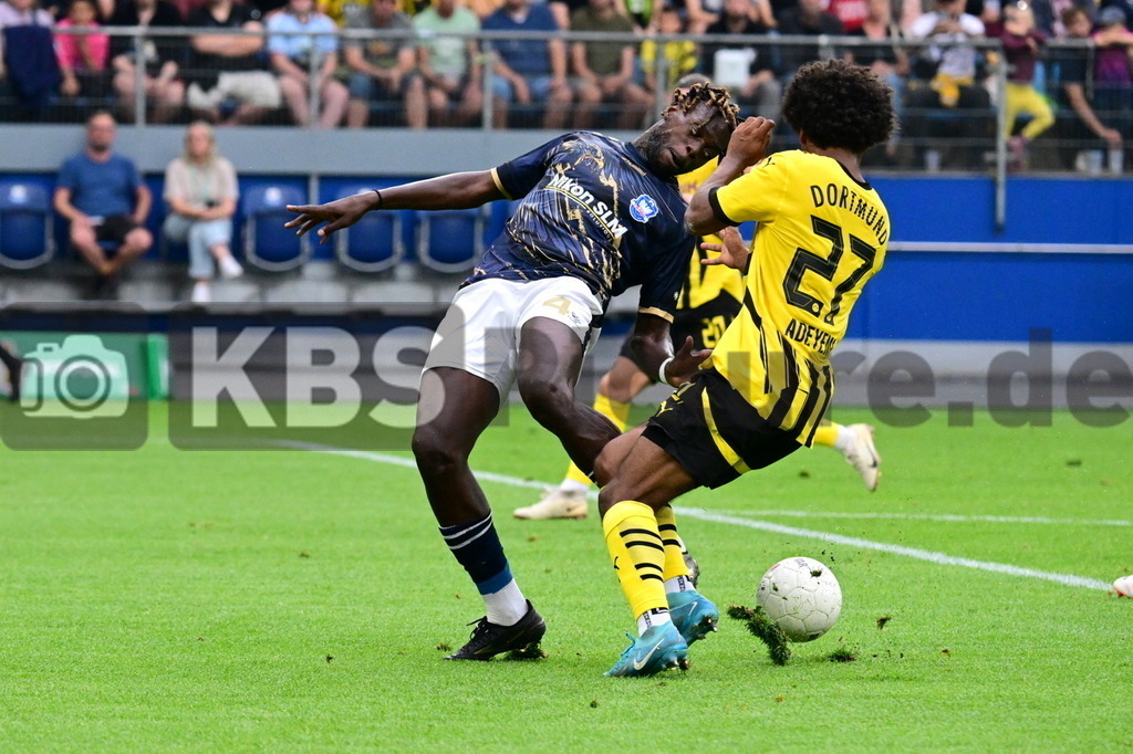 KBS Picture_PhoenixLuebeck-BorDortmund_008 | v.l. Ntika Kevin (Phoenix Luebeck) , Adeyemi Karim (Borussia Dortmund) hier fuer gab es den Elfer ,Sportplatz :  Volksparkstadion, - Realisiert mit Pictrs.com