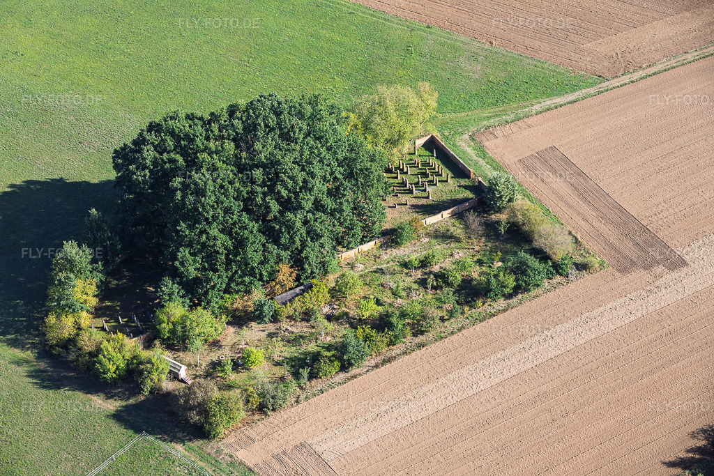 Luftbild: Jüdischer Friedhof Sickenhofen im Ortsteil Sickenhofen in Babenhausen im Bundesland Hessen in Deutschland. – Foto: IMG_159358.jpg vom 22.09.2026 durch Werner Riehm/FLY-FOTO.de – Auflösung des Originals: 6000 x 4000 px