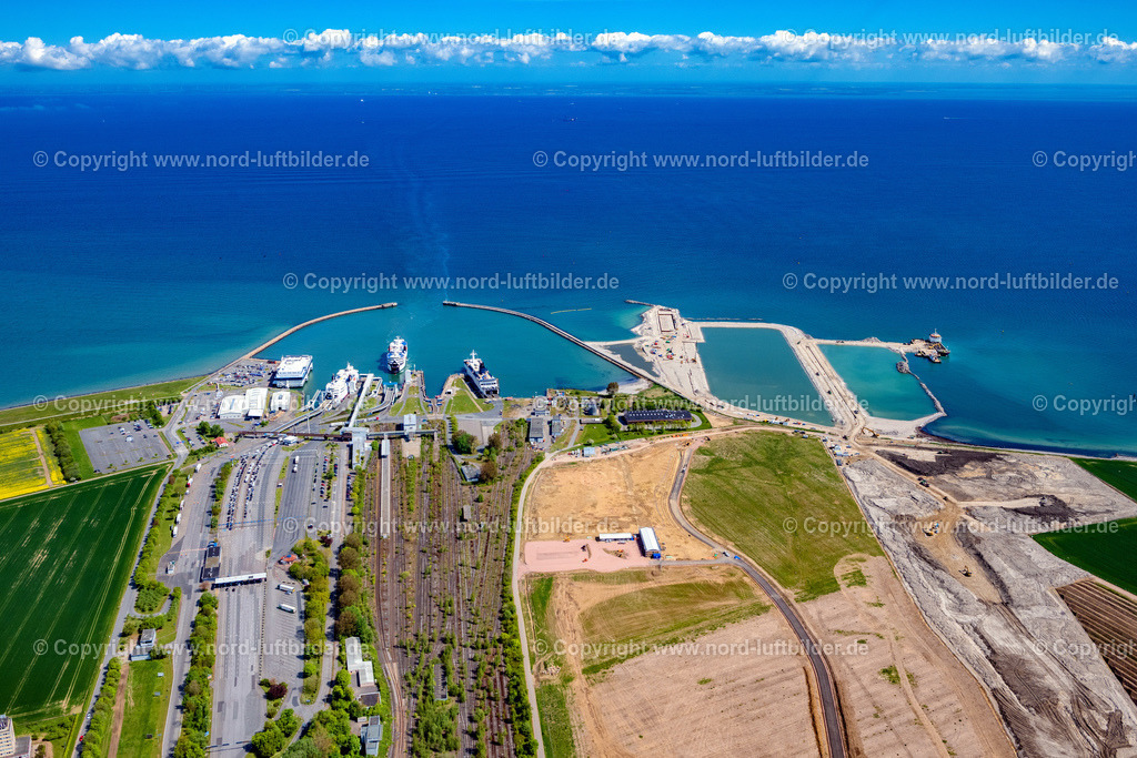 Fehmarn_Puttgarden_Fährhafen_ELS_4777150522 | FEHMARN 15.05.2022 Hafenanlagen des Fährhafens und Baustelle des Baus des Fehmarnbelt-Tunnels in Puttgarden auf Fehmarn im Bundesland Schleswig-Holstein, Deutschland. Weiterführende Informationen bei: DB Netz AG,  Deutsche Bahn AG,  Femern A/S. // Port facilities of the ferry port and construction site for the construction of the Fehmarnbelt Tunnel in Puttgarden on Fehmarn in the state Schleswig-Holstein, Germany. Further information at: DB Netz AG,  Deutsche Bahn AG,  Femern A/S. Foto: Martin Elsen