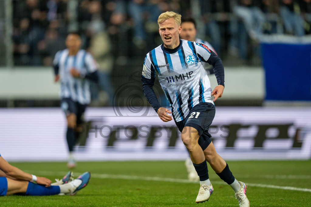 SV Stuttgarter Kickers vs. SGV Freiberg, Fussball, WFV-Pokal, Viertelfinale, 17.03.2026 | Per Lockl (SV Stuttgarter Kickers, #21) jubelt nach seinem Treffer zum 2:1,SV Stuttgarter Kickers vs. SGV Freiberg, Fussball, WFV-Pokal, Viertelfinale, 17.03.2026Foto: photosbyphips/Philip Ziegler