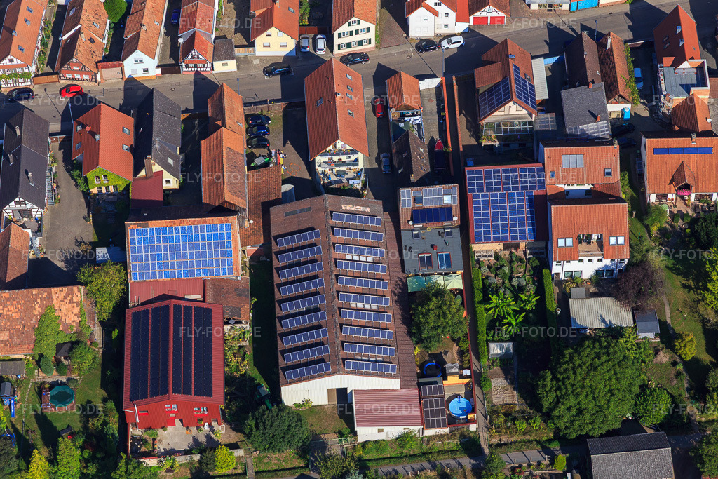 Luftbild: Scheuern mit PV-Dächern an der Rheinstr in Kandel im Bundesland Rheinland-Pfalz in Deutschland. Foto: IMG_094979.jpg vom 24.09.2016 durch Werner Riehm/FLY-FOTO.de