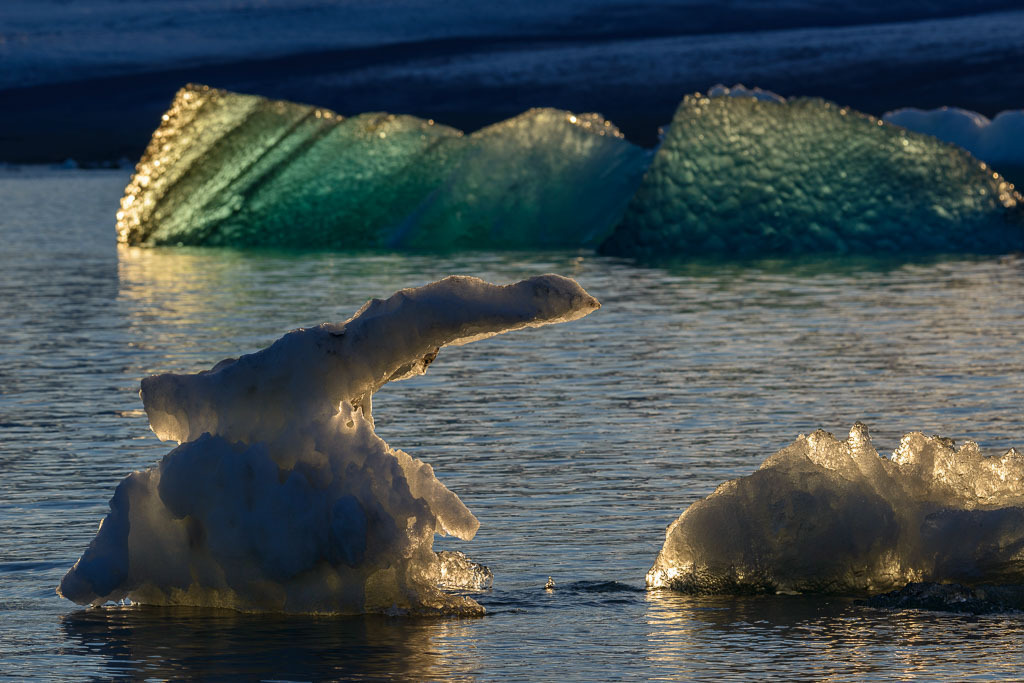 island-2019-296 | Die Eisberge auf dem Gletschersee sind in ihrer Größe, Form und Färbung sehr unterschiedlich. Einige erreichen eine Höhe von 15 Metern. - Realisiert mit Pictrs.com