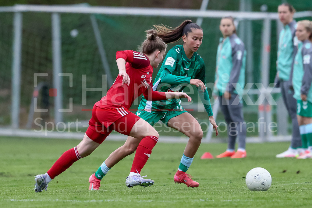 Fussball, Testspiel Frauen, ATS Buntentor - SV Werder Bremen | v.li.: Malena Watzlawik (ATS Buntentor, 14) und Amira Dahl (SV Werder Bremen, 17) im Zweikampf, Duell, Dynamik, Aktion, Action, Spielszene