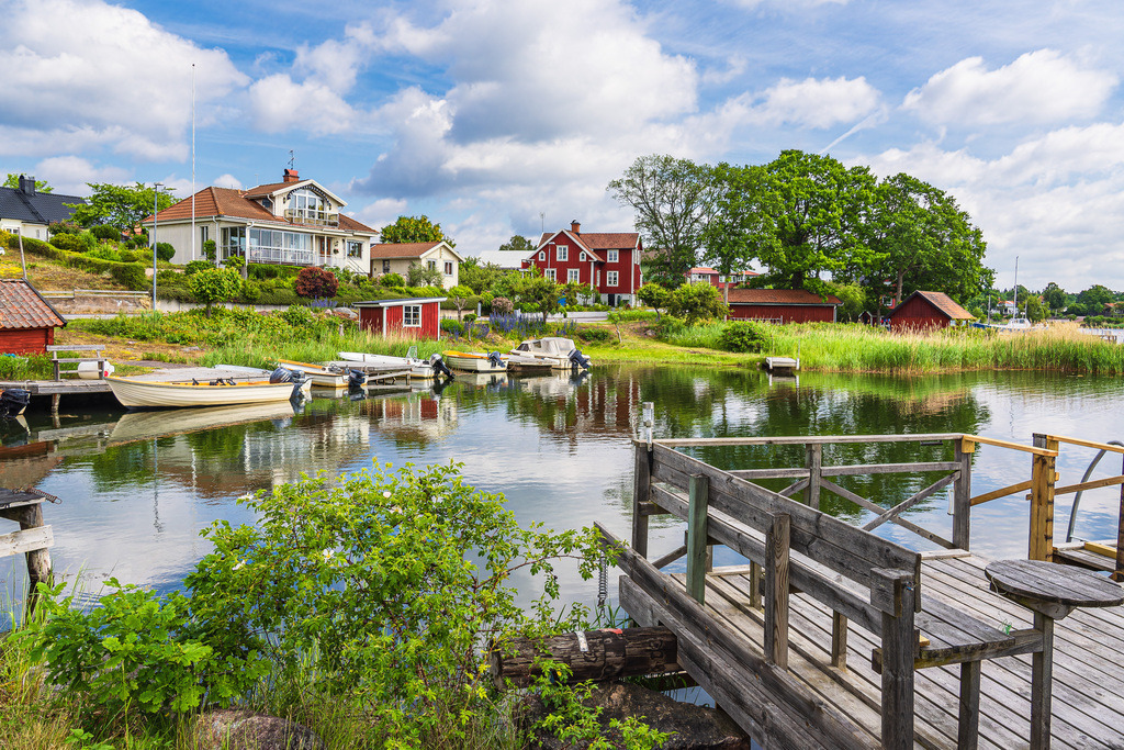 Blick auf den Ort Figeholm in Schweden mit Hafen und Booten | Blick auf den Ort Figeholm in Schweden mit Hafen und Booten.
