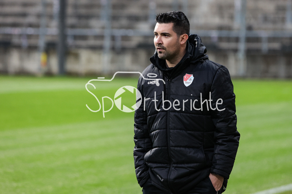 Türkgücü München - SV Viktoria Aschaffenburg | Tuerkguecue Trainer Alper KAYABUNAR in Aktion / Freisteller / Einzelfoto