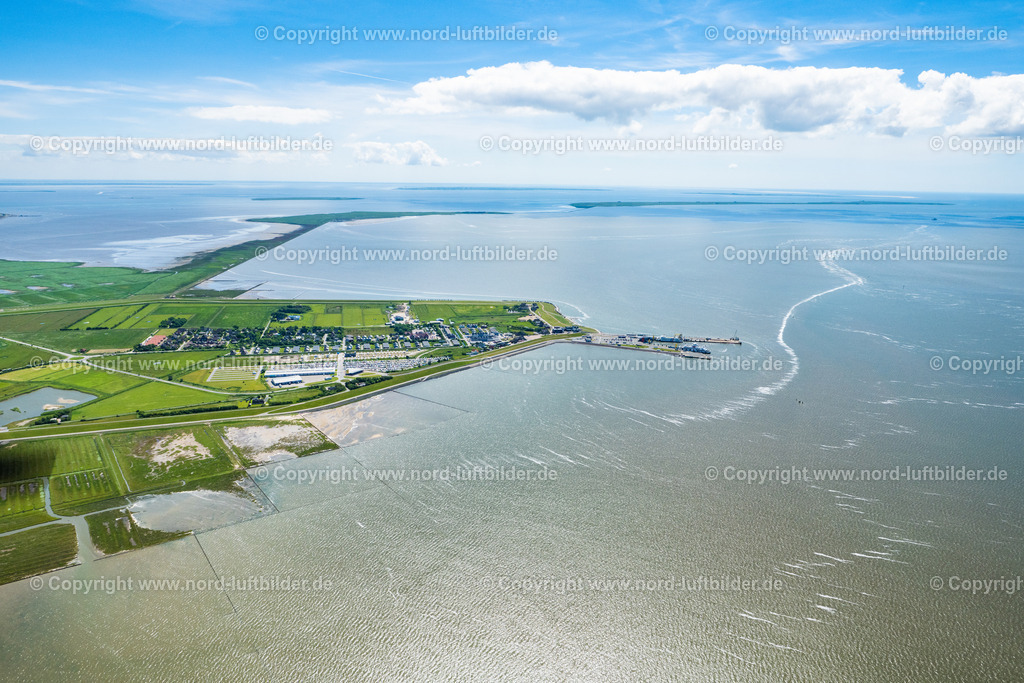 Dagebüll Hafenanlage_ELS_4272150622 | DAGEBüLL 10.06.2023 Ortsansicht mit Häusern, Straßen und Bahngleisen mit Hafenanlagen in Dagebüll in Nordfriesland im Bundesland Schleswig-Holstein, Deutschland. Weiterführende Informationen bei: Wyker Dampfschiffs-Reederei Föhr-Amrum GmbH. // Town view with houses, streets and railway tracks with harbor facilities in Dagebuell in North Friesland in the state Schleswig-Holstein, Germany. Further information at: Wyker Dampfschiffs-Reederei Foehr-Amrum GmbH. Foto: Martin Elsen