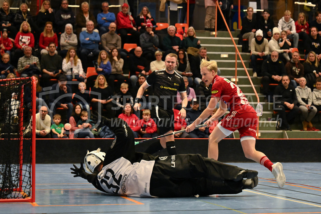 Strängnäs IBK vs FBC Kalmarsund Ungdom - 6. =January= 2024 | Strängnäs IBK vs FBC Kalmarsund Ungdom
Thomas Arena, Strängnäs
Pelle Hansson (#29 Strängnäs IBK) scores against Victor Johansson-Steen (#32 FBC Kalmarsund Ungdom).
Bild: Sportfotografie Markus Aeschimann | www.markus-aeschimann.ch - Realisiert mit Pictrs.com