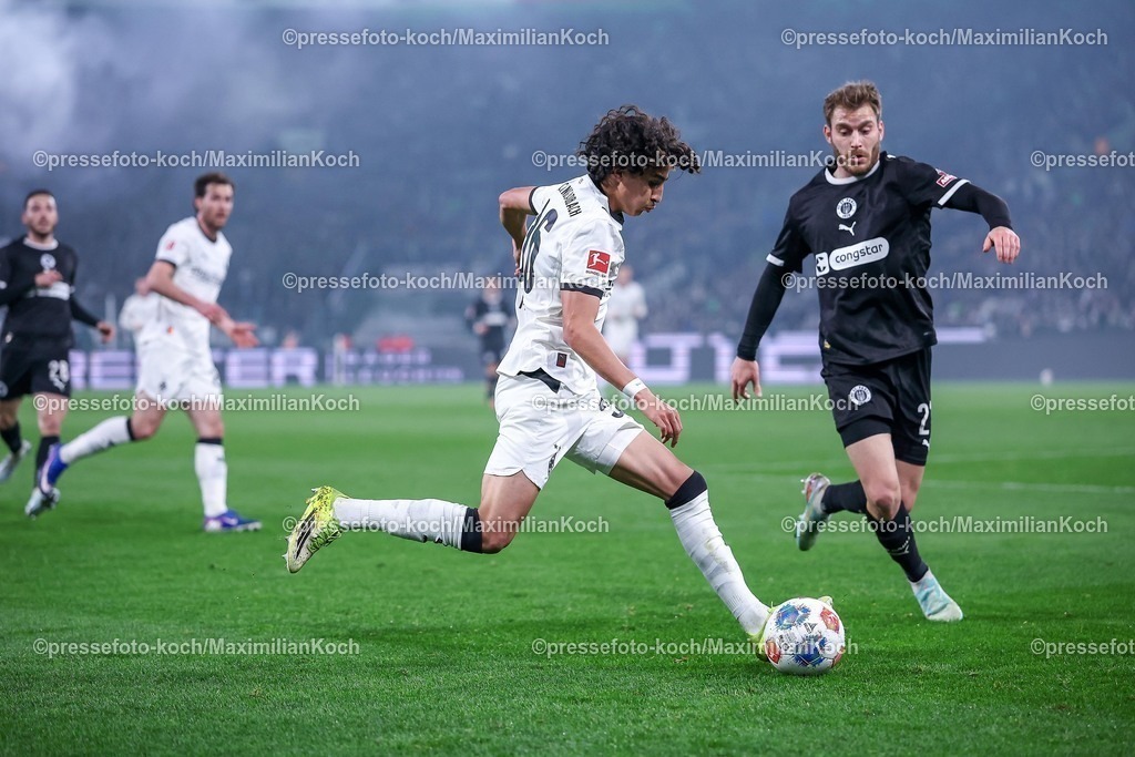 BMG13032601043 | 13.03.2026, Fußball, Borussia Mönchengladbach - FC St. Pauli, 1. Fußball Bundesliga, 26.Spieltag, Borussia-Park, Saison 2025 2026: Wael Mohya (Borussia Mönchengladbach #36) im Zweikampf gegen  Lars Ritzka&nbsp;(FC St.Pauli #21)  DFB regulations prohibit any use of photographs as image sequences and or quasi-video.
