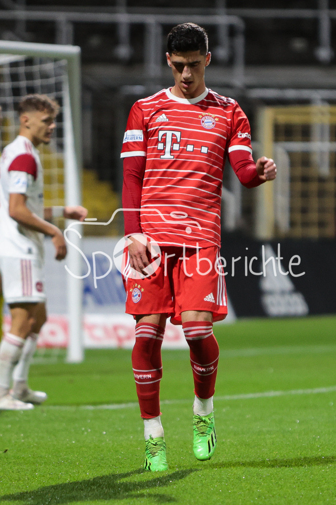 FC Bayern Amateure - 1. FC Nuernberg II | Grant-Leon Ranos (FCB #22) aergert sich ueber eine vergebene Chance