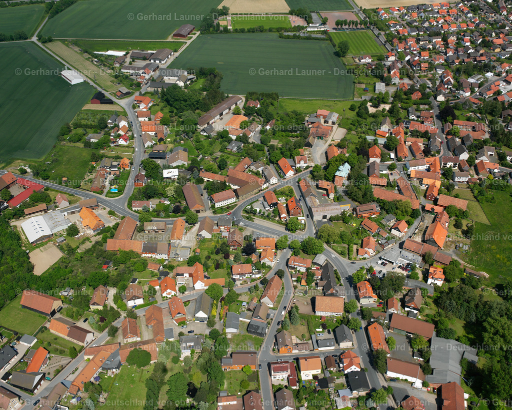 2638468 | HARLINGERODE 09.06.2006 Wohngebiet - Mischbebauung der Mehr- und Einfamilienhaussiedlung  in Harlingerode im Bundesland Niedersachsen, Deutschland // Residential area - mixed development of a multi-family housing estate and single-family housing estate  in Harlingerode in the state Lower Saxony, Germany Foto: Gerhard Launer