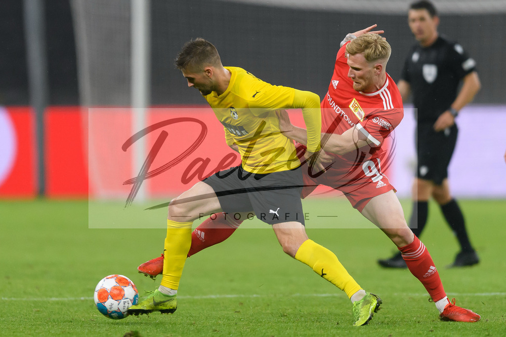 FCUKUO20210826_037 | Fussball, Herren: Anton Popovitch (Kuopion PS) und Andreas Voglsammer (1.FC Union Berlin) im Zweikampf beim Spiel der UEFA Conference League zwischen 1. FC Union Berlin und Kuopion PS im Olympiastadion am 26.08.2021 in Berlin, Deutschland. - Realisiert mit Pictrs.com
