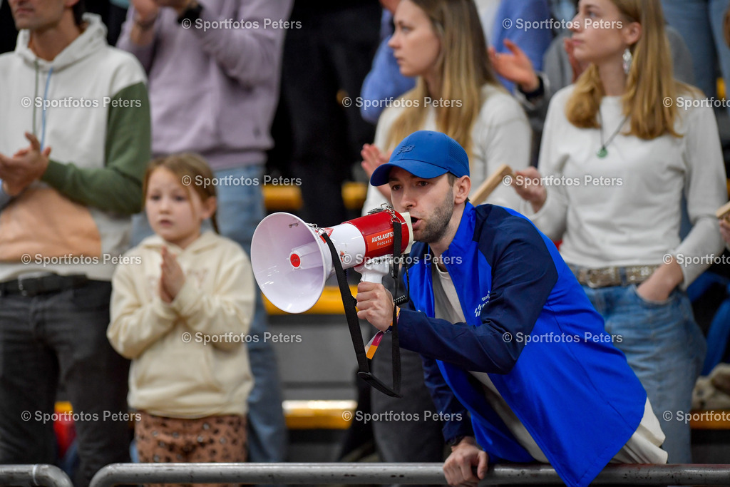 DM Halle 2026_Samstag-21 | 28.02.2026, xkaix, Leichtathletik Deutsche Meisterschaften Halle 2026,  v.l. Maximilian Thorwirth sorgt als Fan für Stimmung - Realisiert mit Pictrs.com