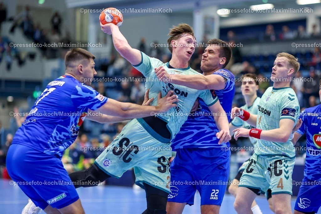 Gum2502250101005 | 25.02.2025, Handball, European League - Hauptrunde Gruppe IV, VfL Gummersbach - MOL Tatabanya KC, Schwalbe-Arena: Ole Pregler (GUM #23) gegen Damian Przytula (MOL Tatabanya KC #37) und Petar Topic (MOL Tatabanya KC #22)
