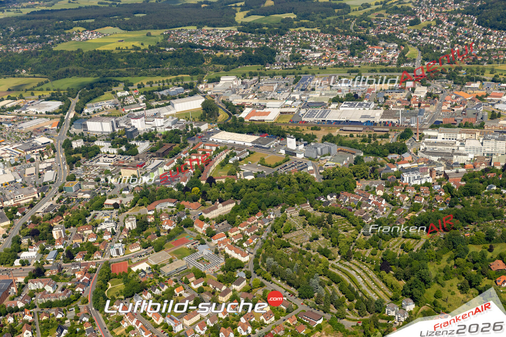 Das Luftbild zeigt : Friedhofstraße Kulmbach - Die Luftaufnahme wurde 2023 vom UL-Flugzeug aus erstellt ( keine Drohne ) - Hochauflösende Luftaufnahme - Für grossformatige Ausdrucke geeignet. Die Geschenkidee !Mit Lizenz und Bildrechte bestellbar