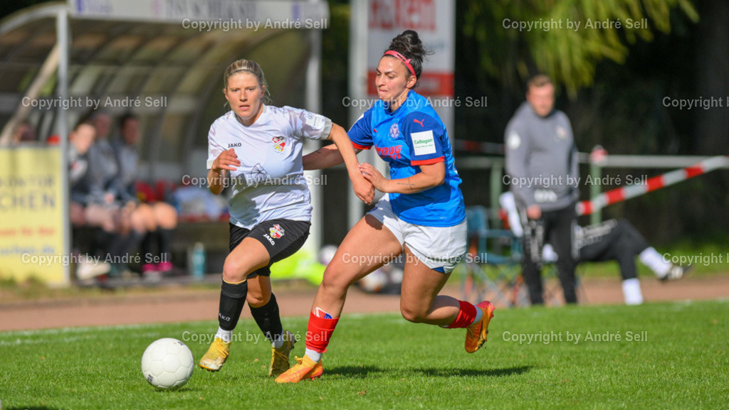 Kieler MTV vs Holstein Kiel | Alina-Sophie Steiner (KMTV #10) / Aryanna Naward (Holstein #15) - Fußball-Regionalliga Nord Frauen 2024/2025 / Kieler MTV vs Holstein Kiel / Hauptplatz Schilksee / Kiel / 06.10.24 - Realisiert mit Pictrs.com