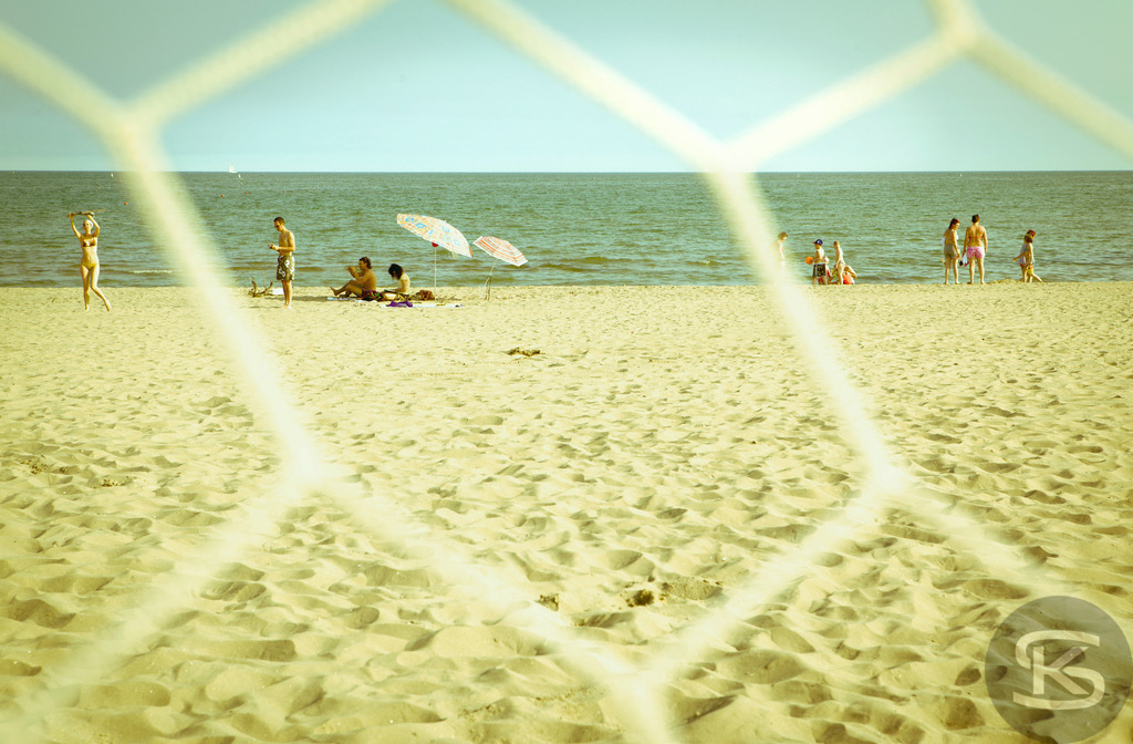 Beach Life - Momente am Meer: Alltag und Stille an der Adria | Dokumentarische Strandfotografie von der italienischen Adriaküste. Intime Aufnahmen von Caorle, Cavallino-Treporti und Eraclea Mare zeigen separierte Menschen in Momenten der Ruhe und Kontemplation. Eine fotografische Studie über Einsamkeit und Entspannung am Strand von Fotograf Stefan Kuhn. - Realisiert mit Pictrs.com