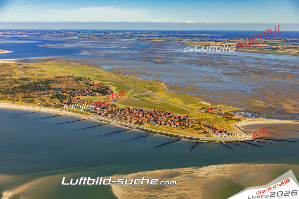 Aktuelles Luftbild von  Baltrum - Die Luftaufnahme wurde 2022 mittels UL-Flugzeug erstellt ( keine Drohne ) - hochauflösende Kamera-Systeme von  Canon -Beste Qualität - Für grossformatige Ausdrucke geeignet. Die Geschenkidee !