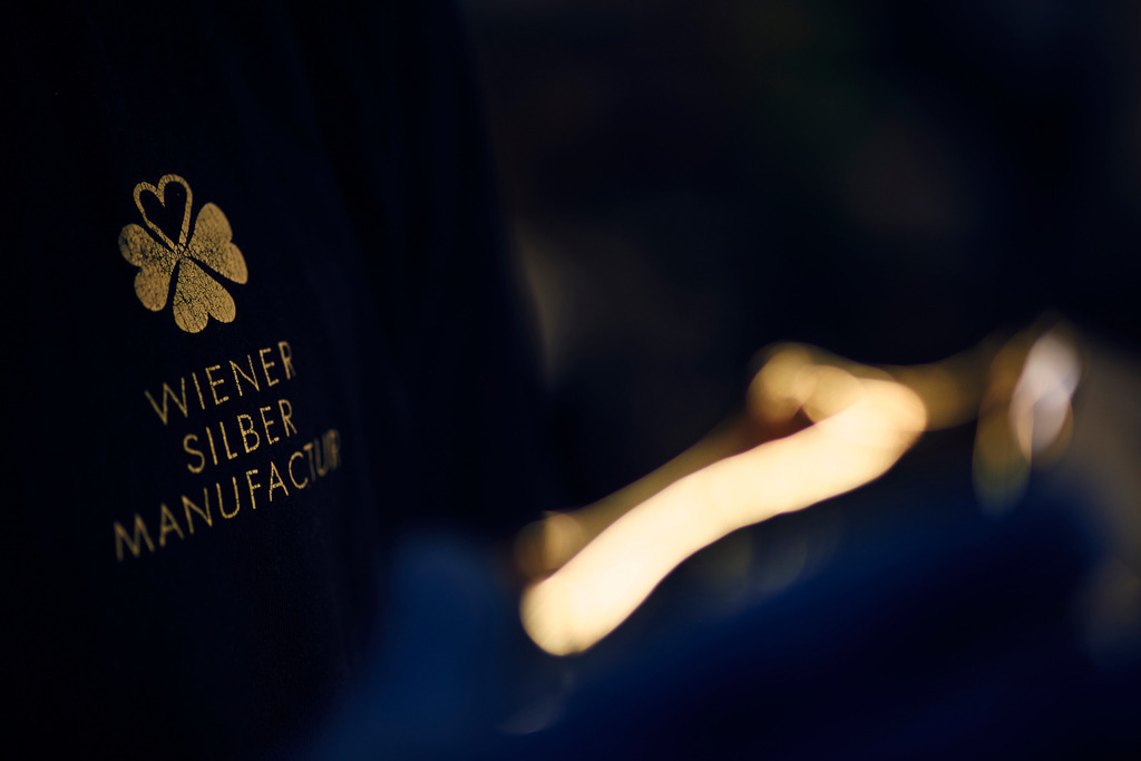 Shirt mit aufgedrucktem Logo Silbermanufaktur | Wien, Austria - February 22, 2017: Wiener Silbermanufactur;  Shirt mit aufgedrucktem Logo Silbermanufaktur. - Realisiert mit Pictrs.com