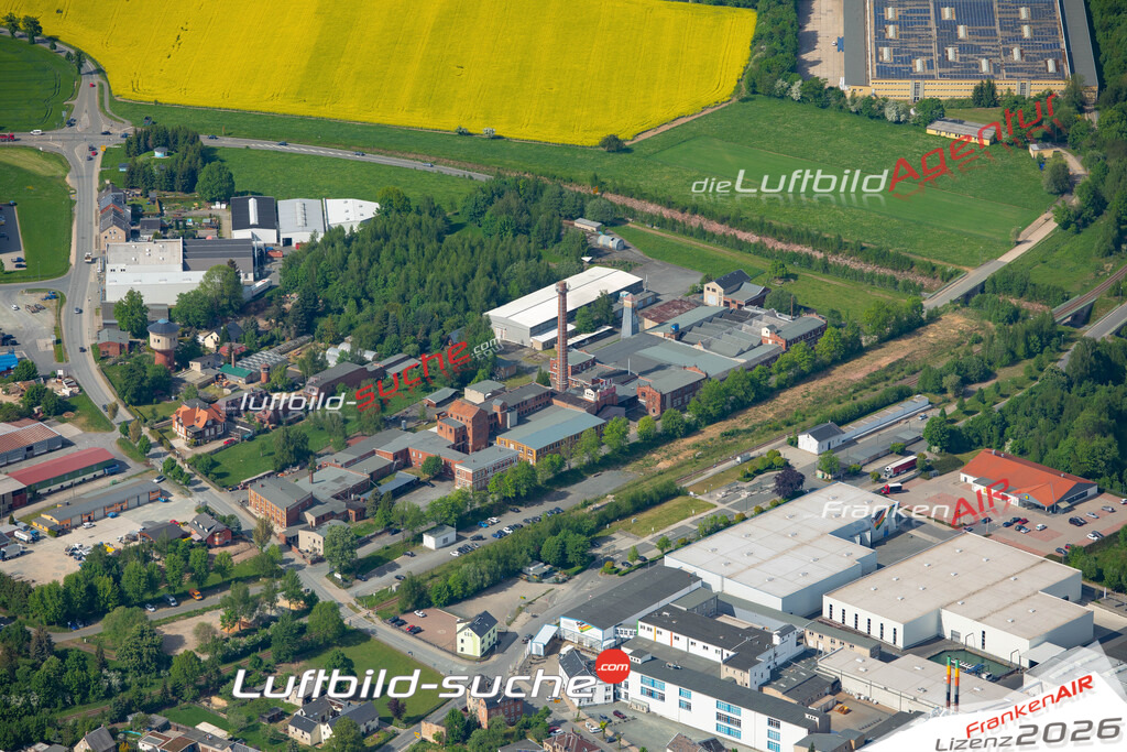 Das Luftbild der Stadt Treuen wurde 2022 vom Flugzeug heraus erstellt (keine Drohnen-Aufnahmen) Aufnahmehöhe ca.450 Meter- hohe Bildauflösung und Druck-Qualität. Garantiert!