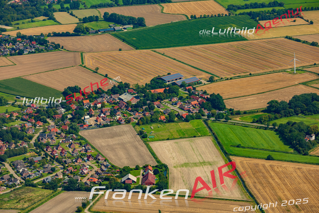 Hamswehrum Krummhörn Bild- Das Luftbild wurde 2025 vom UL-Flugzeug heraus erstellt ( keine Drohne bzw. Drohnenaufnahme ) - Hochauflösende Luftaufnahme -Nicht vergleichbar mit Google Maps oder Satelittenbilder- Die Geschenkidee !Mit Lizenz und Bildrechte bestellbar - CC