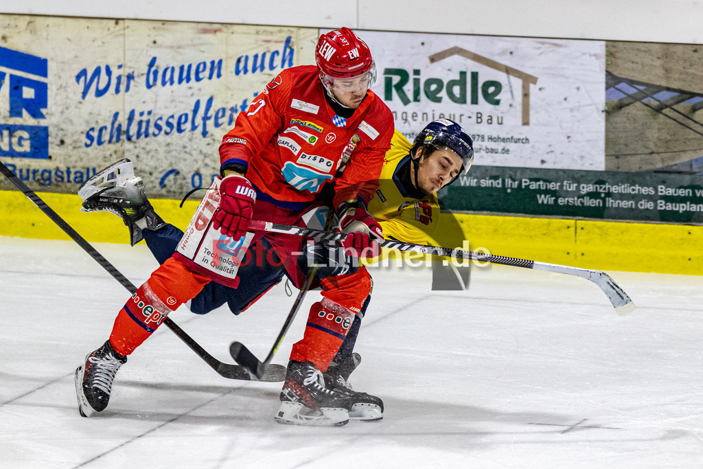 EC Peiting vs Stuttgart REBELS SEC | Eishockey Oberliga Süd 2023/2024, EC Peiting vs Stuttgart REBELS SEC, 20231219,
Duell zwischen Samuel PAYEUR (ECP 17) und Loris WALTER (REBELS 47),
2023-12-19 in Peiting (Eisstadion)
17 Samuel PAYEUR (ECP 17), 47 Loris WALTER (REBELS 47)
Copyright: WolfgangxLindner