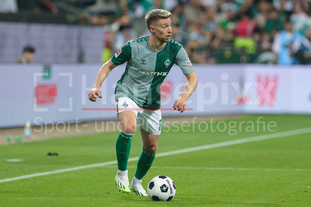 Fussball, Bundesliga, SV Werder Bremen - FC Bayern München | v.li.: Mitchell Weiser (SV Werder Bremen, 8) Freisteller, Einzelbild, Ganzkörper, Aktion, Action, Spielszene, DIE DFL-RICHTLINIEN UNTERSAGEN JEGLICHE NUTZUNG VON FOTOS ALS SEQUENZBILDER UND/ODER VIDEOÄHNLICHE FOTOSTRECKEN. DFL REGULATIONS PROHIBIT ANY USE OF PHOTOGRAPHS AS IMAGE SEQUENCES AND/OR QUASI-VIDEO.