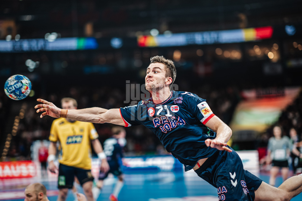 Handball | Herren | EHF EURO 2024 | European Championshop Men 2024 Final Tournament | Norwegen vs. Schweden | 23.01.2024 | Alexandre Christoffersen Blonz (#71, Norwegen, NOR) beim Wurf
