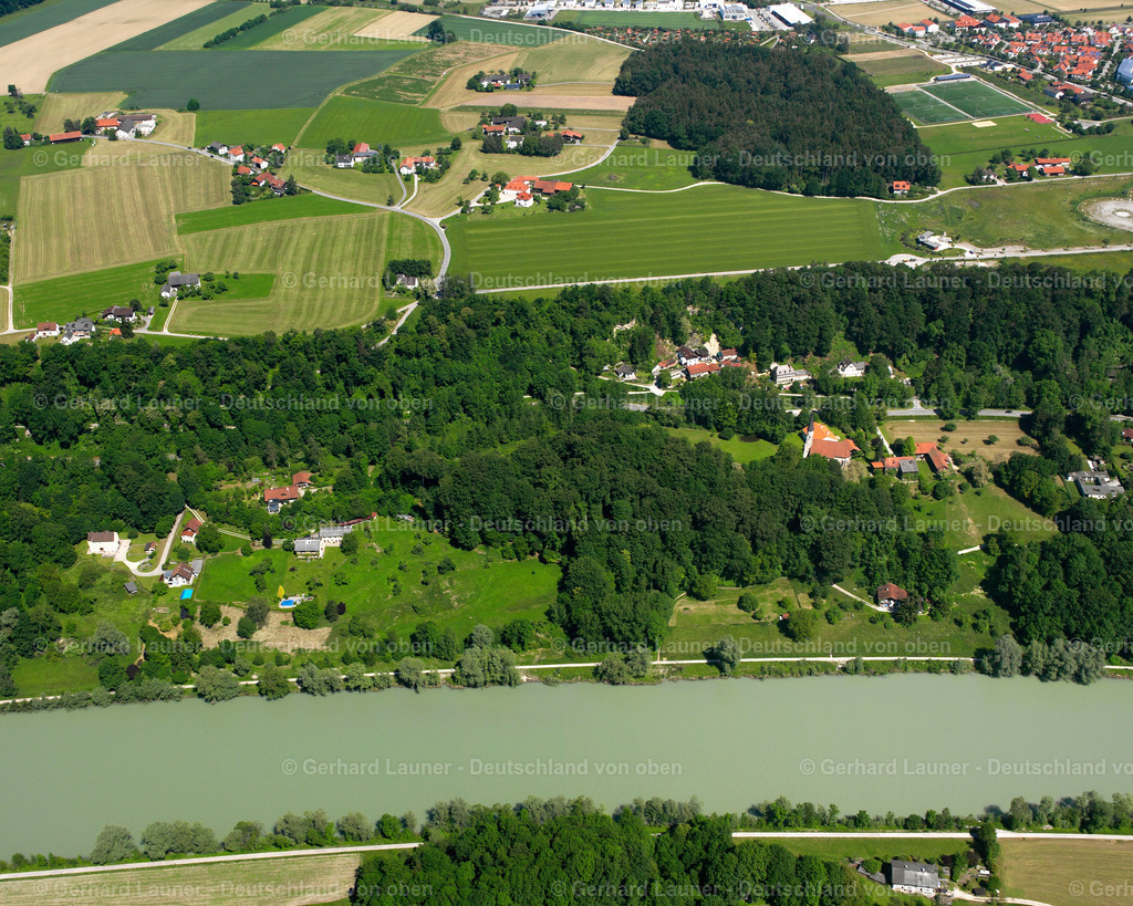2600307 | BURGHAUSEN 09.06.2006 Wald- Gebiete und Forstflächen umsäumen das Siedlungsgebiet des Dorfes in Burghausen im Bundesland Bayern, Deutschland // Village - view on the edge of forested areas in Burghausen in the state Bavaria, Germany Foto: Gerhard Launer