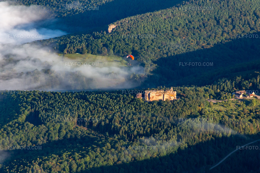 Aerial view: Château Fort de Fleckenstein in Lembach in the state Bas-Rhin, France. – Photo: IMG_138878.jpg taken on 09/24/2023 by Werner Riehm/FLY-FOTO.com – Resolution of the original: 4905 x 3270 px – Château fort de Fleckenstein