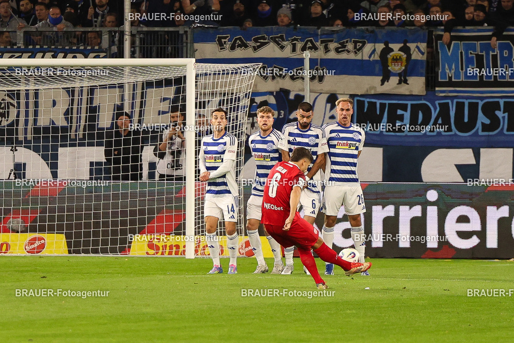 MSV Duisburg - Rot-Weiss Essen  | Duisburg, Deutschland, 26.10.2025 Ahmet Arslan  (Rot-Weiss Essen) schießt einen Freistoß während des 3.Liga Spiels zwischen MSV Duisburg und Rot-Weiss Essen in der Schauinsland-Reisen-Arena am 26.10.2025 in Duisburg (Foto von Timo Bluhmki-Schmidt/ Brauer Fotoagentur