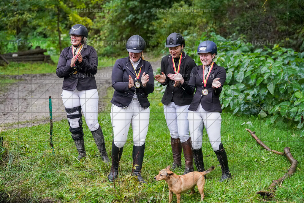20221002-FAH09761 | Obberbayerische Meisterschaften Vielseitigkeit 2022, Schwäbische Meisterschaften Vielseitigkeit 2022, Mertingen, Schwaben, Bayern, Geländeturnier, Buschreiter, Turnierfotografen Bayern, Fotoagentur Herrmann,  Bayerische Meisterschaften VS Jun. / JR / Pony:, Turnierbilder, Pferdebilder, Turnierfotos, Pferdesortfotografie, Reitsportfotograf, Pferdeshooting