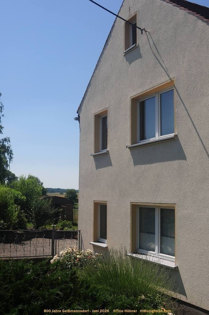 Geißmannsdorf-2026-Ortsbilder-524 | Geißmannsdorf bei Bischofswerda im Sommer 2026. Ein fotografischer Streifzug durch das Dorf Geißmannsdorf, mit Gebäuden, Straßen, Strohpuppen und geschmückten Vorgärten und Grundstücken anlässlich der 800-Jahr-Feier von Geißmannsdorf im Juni 2026 - Realisiert mit Pictrs.com