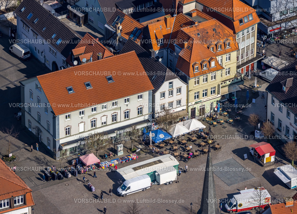 Werl220301253 | Luftbild, Markt und Außengastronomie am Alter Markt in der Altstadt von Werl, Soester Börde, Nordrhein-Westfalen, Deutschland