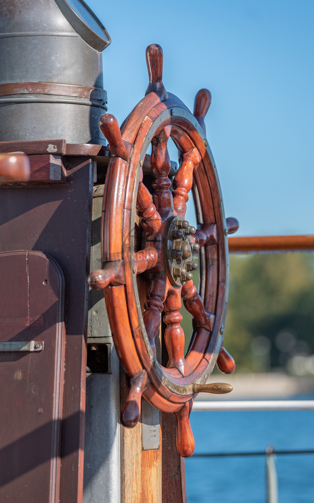 Steuerrad Schiff Ostsee | Exklusive Hamburg collagen, tolle Segelbilder und viele weitere tolle Motive auf Leinwand, Poster, Alu-Dibond, u.v.m. findet Ihr bei uns auf hamburgbild.de. Findet Euer Wandbild für Euer Zuhause, Büro oder die  Praxis…. - Realisiert mit Pictrs.com